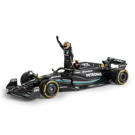 HAMILTON Lewis F1 Mercedes W14E and 8 cm High Pilot Figure 2023 Formula 1 F1 - Scale 1/24 22 cm Model Car DieCast Bburago 18-28037-44