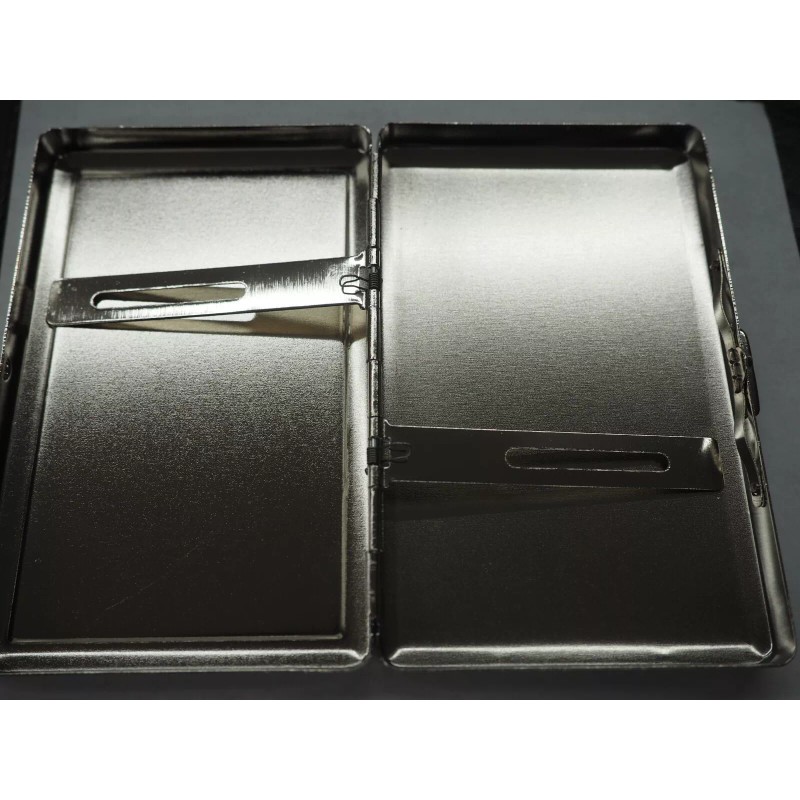 Sweet Cig Case With Angry Cat Artwork Holds Kings &