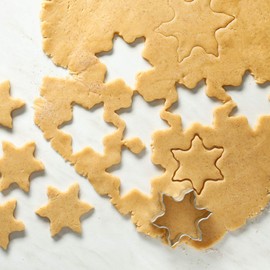 Keepaty 5 Pieces Snowflake Cookie Cutters Set Stainless Steel Different Sizes Christmas Cookie Cutters for Baking