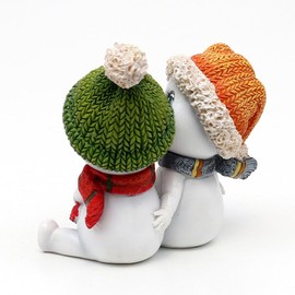 Dekohelden24 Pair of Snow Children with Hat and Scarf in Red, Grey, Orange, Green, L/W/H 10.7 x 7.3 x 10.8 cm, Kiss, 11 cm