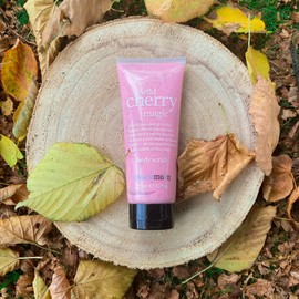 Treaclemoon Body Srub Wild Cherry Magic 225 ml / UK Version