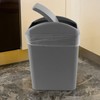 AnnkkyUS Papelera de Plástico con Tapa Oscilante, Cubos de Basura