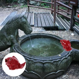 HOMSFOU Carp Shape Water Fountain Ceramic Fish Fountain Spitter Water Feature Garden Fish Statue Water Spray Sprinkler Circulating Waterfall Fish Sculpture