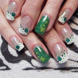 24Pcs St. Patrick's Day Press on Nails Short Square French Tip Fake Nails Green Shamrock Glitter Full Cover Tips Stick on Nails Artificial Nude Acrylic False Nails for Women Manicure Art Accessories