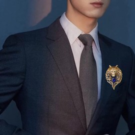 Vintage Wolf Head Lapel Brooch Pin,Cool Animal Wolf Crystal Collar Brooch Suit Pin Domineering Wolf Badge for Men Women Birthday Gift (Gold Silver)