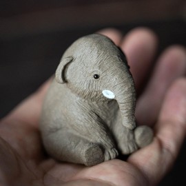 OwMell Cute Little Elephant Statue, Handcraft Ceramic Baby Elephant Statue Figurine, Good Luck Elephant Decor for Home Decor, Elephant Collection Ornament