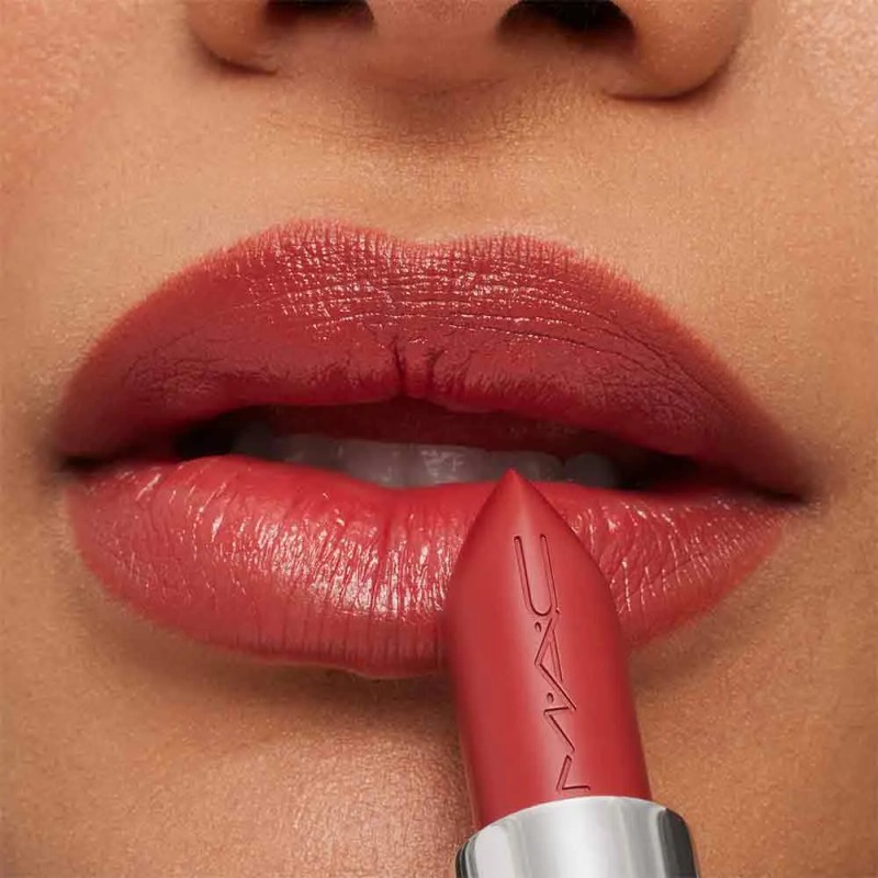 Lápiz labial MAXXIMAL de MAC Cosmetics color brick-o-la