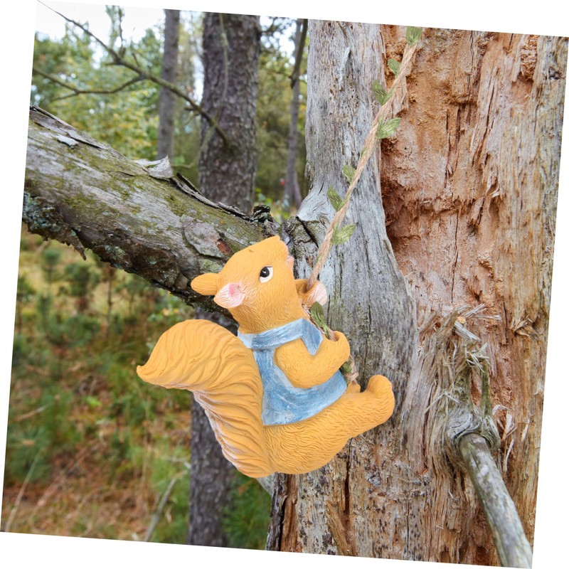 Levemolo Creative Squirrel Wall Decor Charming Resin Climbing Squirrel for