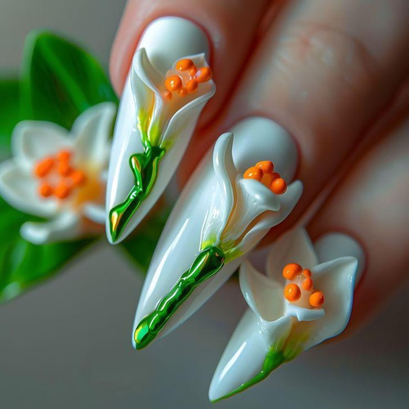 Uñas postizas blancas con diseño de flor de cala, forma