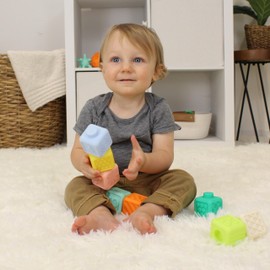 Infantino Squeeze & Stack - Set di 8 Blocchi Morbidi Colorati Testurizzati con Numeri e Texture sensoriali, Senza BPA, dai 6 Mesi in su