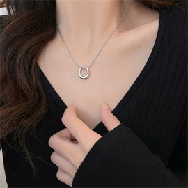 Gold Horseshoe Pendant Necklace Stainless Steel Western Style Dainty Lucky U Shaped Horse Shoe Tiny Chain Necklace for Women Cowgirl Cowboy Minimalist Birthday Christmas Party Trendy Jewelry Gifts (Silver)