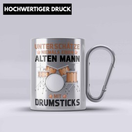 Trendation - Schlagzeug-Spieler Edelstahl Tasse Karabiner Geschenk Männer Kinder Geschenkidee Geburtstag Weihnachten Unterschätze Niemals Einen Alten Mann (Silber)