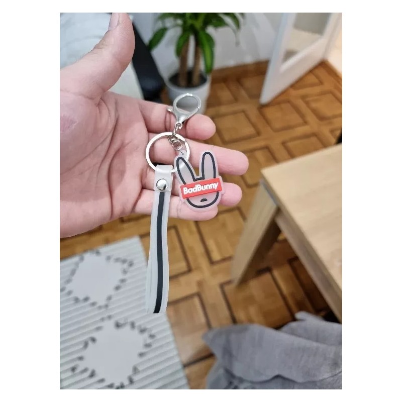 Conejo Malo Set De 2 Llaveros Bad Bunny Luminoso Colgante