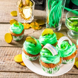 Patelai Patelai 450 Pieces Green Shamrock Baking Cups, Disposable Paper Cupcake Liners for St. Patrick's Day, Holiday, Festival, Themed Celebration