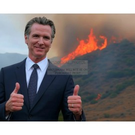 GAVIN NEWSOME GIVING THUMBS UP WITH WILDFIRE BURNING 8X10 AI FRAMED PHOTO