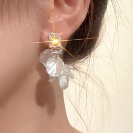 TseenYi Boho Acrylic Flower Earrings Gold Crystal Stud Earrings White Flower Drop Earring Vintage Layered Flower Acrylic Earring Bridal Flower Wedding Earring Jewellery for Women and Girls, Crystal