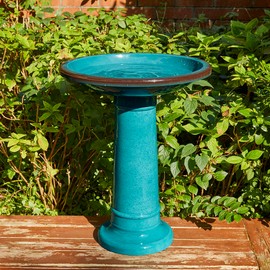 Glitzhome Glitzhome 21.5" H Turquoise Faux Ceramic Bird Bath for Outside, Hand-Painted Tall Pedestal Birdbath in Weather Resistant for Outdoor Patio Garden Backyard Decking