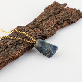 Raw Blue Sapphire Stone Pendant Necklace, Crystal Pendant 10-20 mm, Necklace for Women, 16 + 2 Inches Adjustable Gold Plated Chain, Christmas Gift (Blue Sapphire)