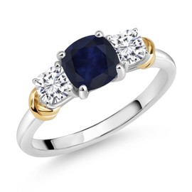 Gem Stone King - Anillo de compromiso de plata de ley 925 y oro amarillo de 10 quilates, zafiro azul y moissanita blanca, 3 piedras para mujer (1.94 quilates, corte cojín 6 mm y 4 mm, disponible en