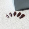 Uñas postizas de almendra con pegamento esmaltado cromado marrón, manicura