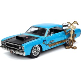 Jada Toys Looney Tunes Road Runner, 1970 Plymouth Model Car, Toy Car, Opening Doors, Bonnet and Trunk with Wile E. Coyote Figure, 1:24 Scale Blue