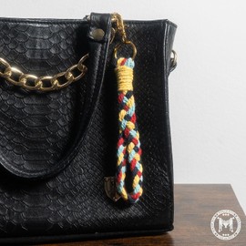 VITA - Llavero de pulsera Macramade, hecho a mano, arcoiris y artesanal. Unisex. Llavero para mujer, ideal para bolsos, mochilas o pulsera. Llavero para hombre. Jóvenes. Regalo para cumpleaños.