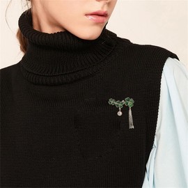 Four Clover Leaf Tassel Chain Brooch Pin for Women Irish Lucky Flower Leaves Enamel Lapel Pins Pearl Dangle Corsage St. Patrick's Brooches Dress Suit Clothes Accessories Statement Jewelry (Silver)