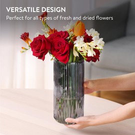 Navaris Glasvase geriffelt groß 25cm Höhe Ø 11,5cm - Blumenvase Glas minimalistisch Skandinavischer Stil - Vase Glas für Blumenarrangements Deko Wohnzimmer - grau