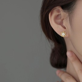 SLUYNZ 925 Sterling Silver CZ Snowflake Earrings Studs for Women Teen Girls Shiny Snowflake Studs Earrings (B-Gold)