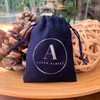 Personalisierter Leder-Schlüsselanhänger mit Initialen - Versilberte Zamak-Buchstaben und Perlen -
