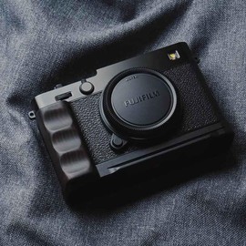 Fuji X-E5 Mounting Base Plate with Wood Grip, Black (TA-T91-WG-B)