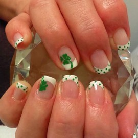 24Pcs St. Patrick's Day Press on Nails Short Square French Tip Fake Nails with Green Dots Shamrock Designs Glue on Nails Full Cover White Nail Tips Nude False Nails Irish Acrylic Nails for Women Girls