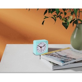 Jisile Analogue Alarm Clock, Classic Analogue Travel Alarm Clock with Snooze Function and Light, Mini Alarm Clock, Compact Size, Alarm Clock No Ticking, Quiet Quartz Movement, Easy to Use