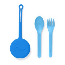 Omie Box - Juego de utensilios para niños con estuche, 2 piezas de plástico, tenedor y cuchara reutilizables con cápsula para niños, viajes, loncheras, (azul capri)