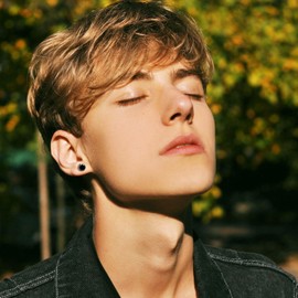 Titanium Screw Flat Back Stud Earrings Black Hypoallergenic Cubic Zirconia Stud Earring Stainless Steel Piercing Earring for Women and Men 6mm (Black)