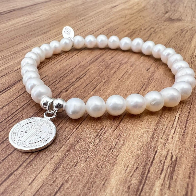 Agálea | Pulsera de Perlas naturales con dije de San