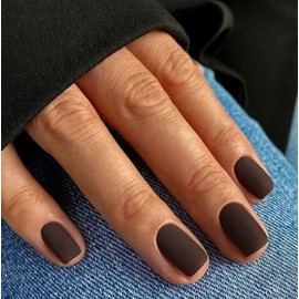Uñas postizas cuadradas cortas de color marrón mate, colores de otoño 2024, uñas de gel cortas de moda, uñas acrílicas adhesivas, uñas postizas gruesa