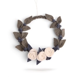 Én Gry & Sif Door Wreath in Scandi Style with White Roses, Handmade from Felt, Fair Trade, Wreath for Hanging as Christmas Decoration, Diameter 20 cm, Multicoloured (18321
