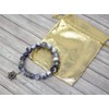 Damenarmband aus weißen Jadeperlen, getönt in Grau, Schwarz und Weiß