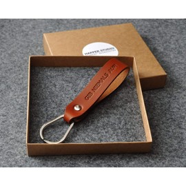 Brown leather key chain drop shape ring keychain fob holder clip keyring. Engraved phrase: GIB NIEMALS AUF!