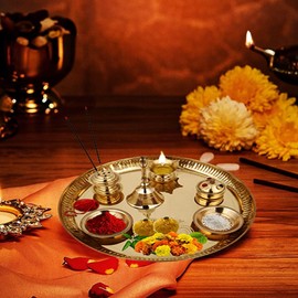 Hashcart - Juego de latón Puja Thali (8.7 pulgadas) Pooja Thali Aarti Thali con Diya, Agarbatti y otros accesorios, religioso espiritual para el hogar, templo Mandir Diwali regalo