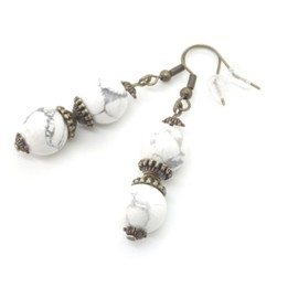 Ohrringe aus weißen Howlithperlen und antiken bronzefarbenen tibetischen Perlen