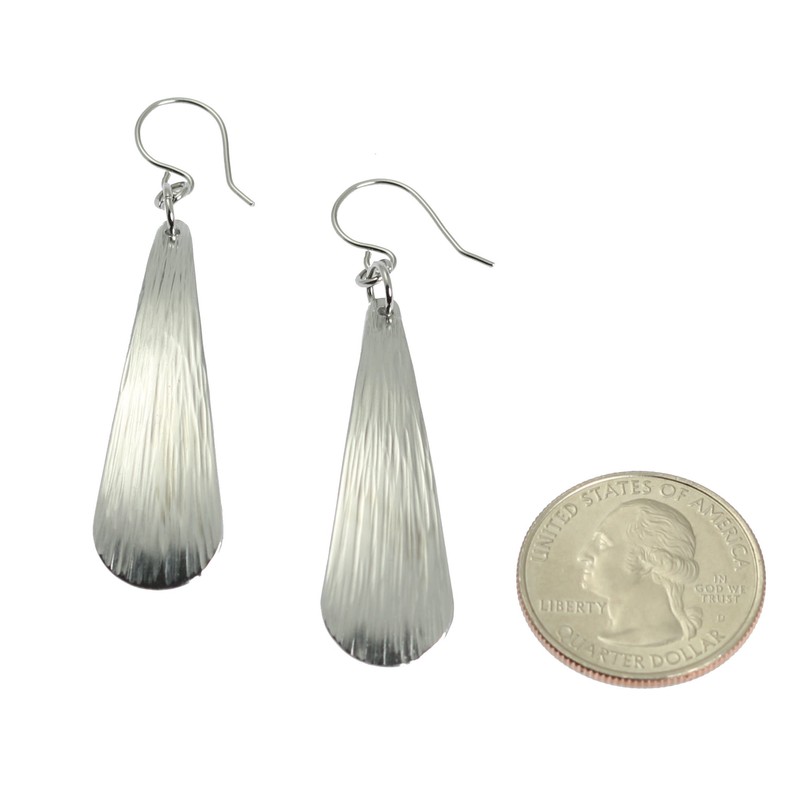 arete largos de gota de aluminio en tono plateado por