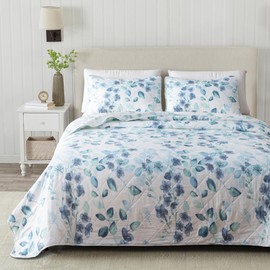 Great Bay Home Floral King Quilt Set with Shams, Blue Green Floral Bedding Set, All-Season, Lightweight Bedspread. Reversible, Farmhouse Bedding. (King, Miranda)