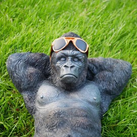 THE ENCHANTED GARDEN Chilling Gorilla Monkey Garden Ornament Resin Statue Outdoor Ape Sculpture 44cm Decor Sculpture, Large, Black, Orange, RP044