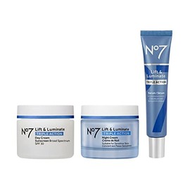No7 Lift & Luminate - Set de cuidado de la piel de triple acción, crema de día antienvejecimiento de amplio espectro SPF 30 + suero antiarrugas de vit