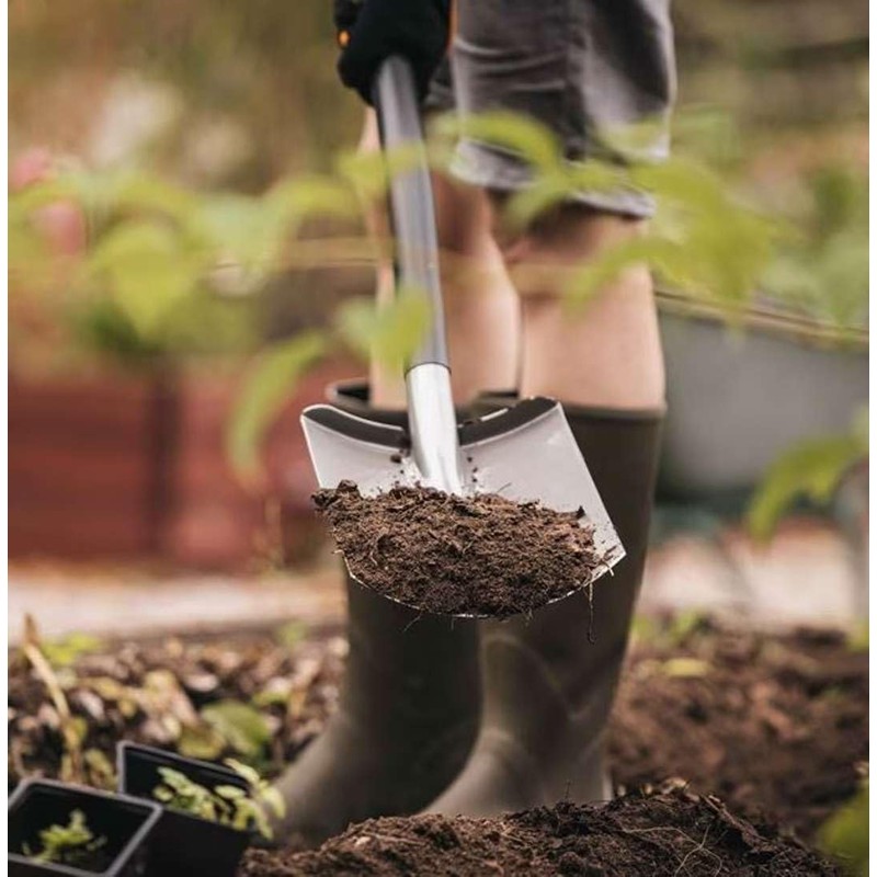 Fiskars Pala de Metal Ergonomic™ Con Borde Recto