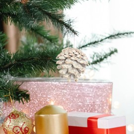 COM-FOUR® 30 x Pendants Pine Cones in White - Pine Cones as Christmas Decoration - Cones Decoration for Hanging - Craft Set - Christmas Decoration (30 Cones - White)