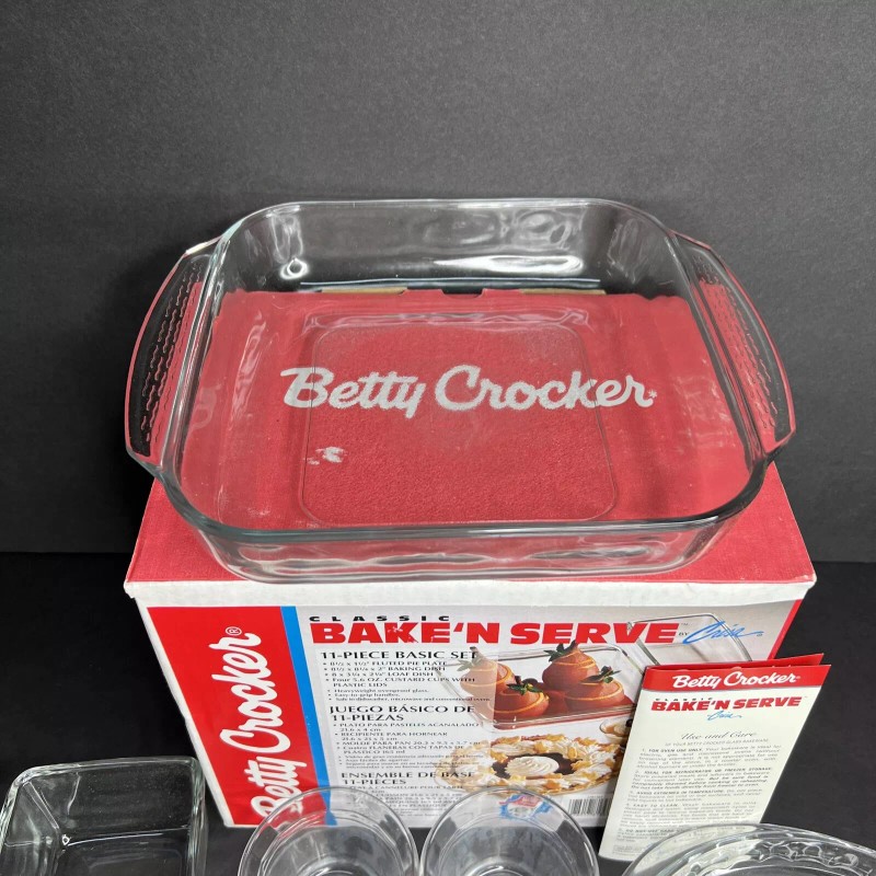 Betty Crocker Vintage 1995 Betty Crocker Classic Bake'N Serve 11-Piece