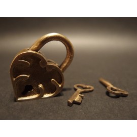 Antique Vintage Style Cast Iron Trunk Chest Box Heart Padlock w Key